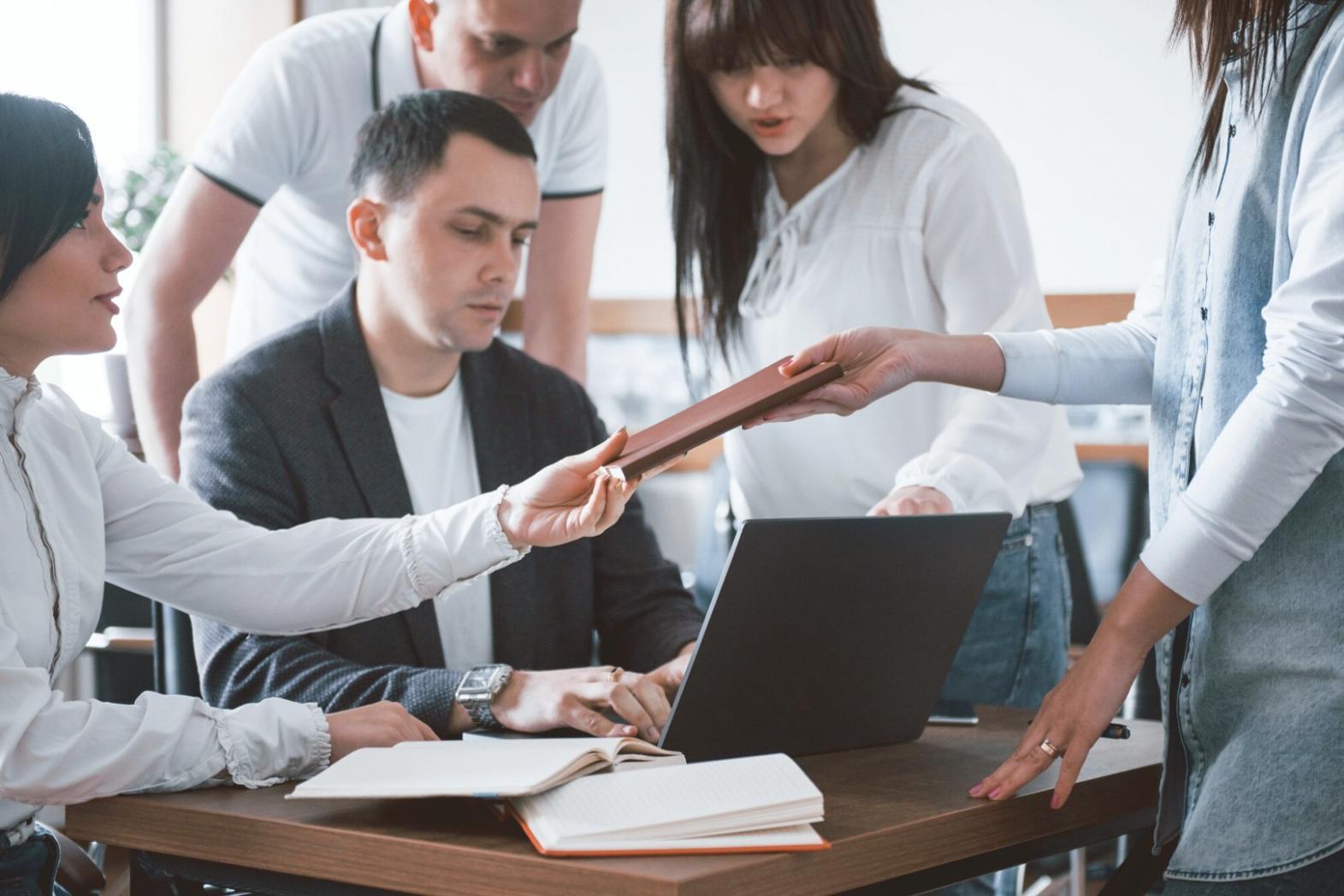 Ordentlich sortierte Finanzunterlagen und Budgetpläne auf einem Schreibtisch